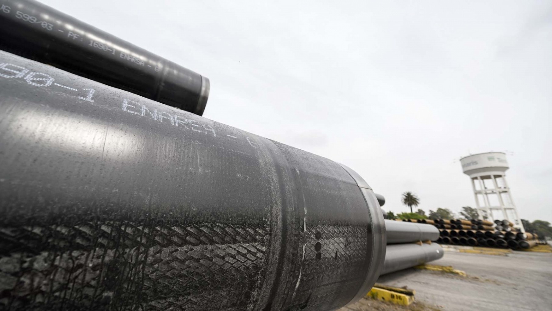 Comenzó el traslado de los primeros caños para el gasoducto Néstor Kirchner